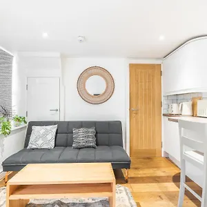  Apartment Charming & Chic, Cosy Nest, Just 2-min Walk! United Kingdom